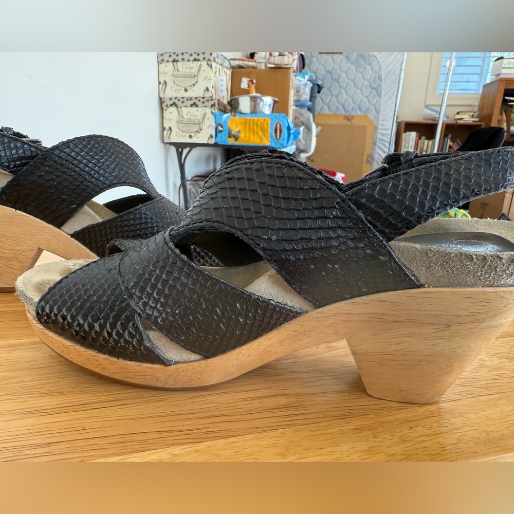 Earthies sandals size 9